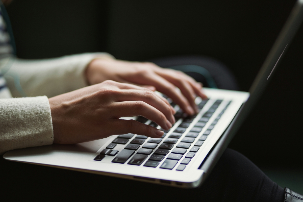 Vrouw typt op laptop
