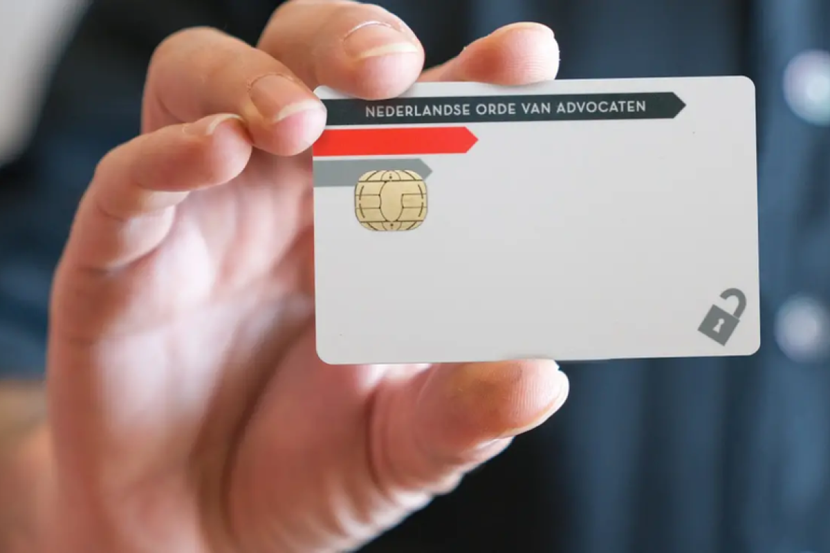 Advocatenpas in de hand